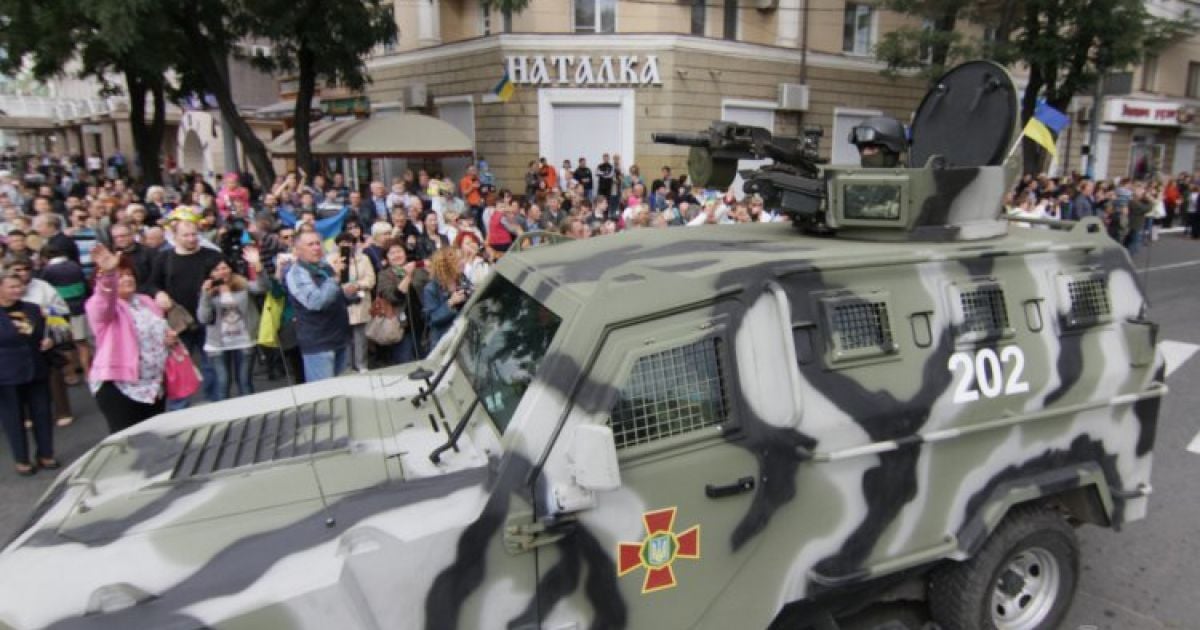 Військовий парад у Маріуполі / © УНІАН