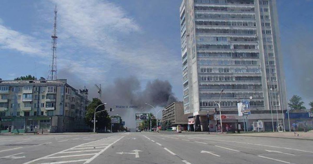 Терористи із "Граду" та іншої зброї обстріляли будівлі в Луганську / © instagram.com/darcytheflyinghedgehog