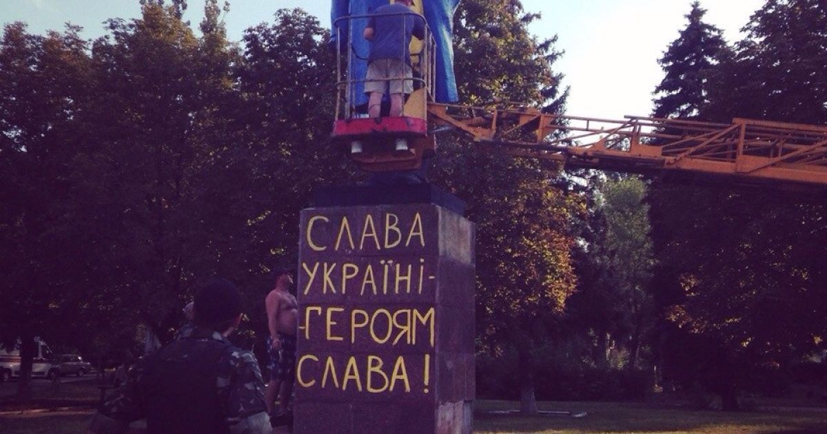 Памятник Ленину стал желто-голубым