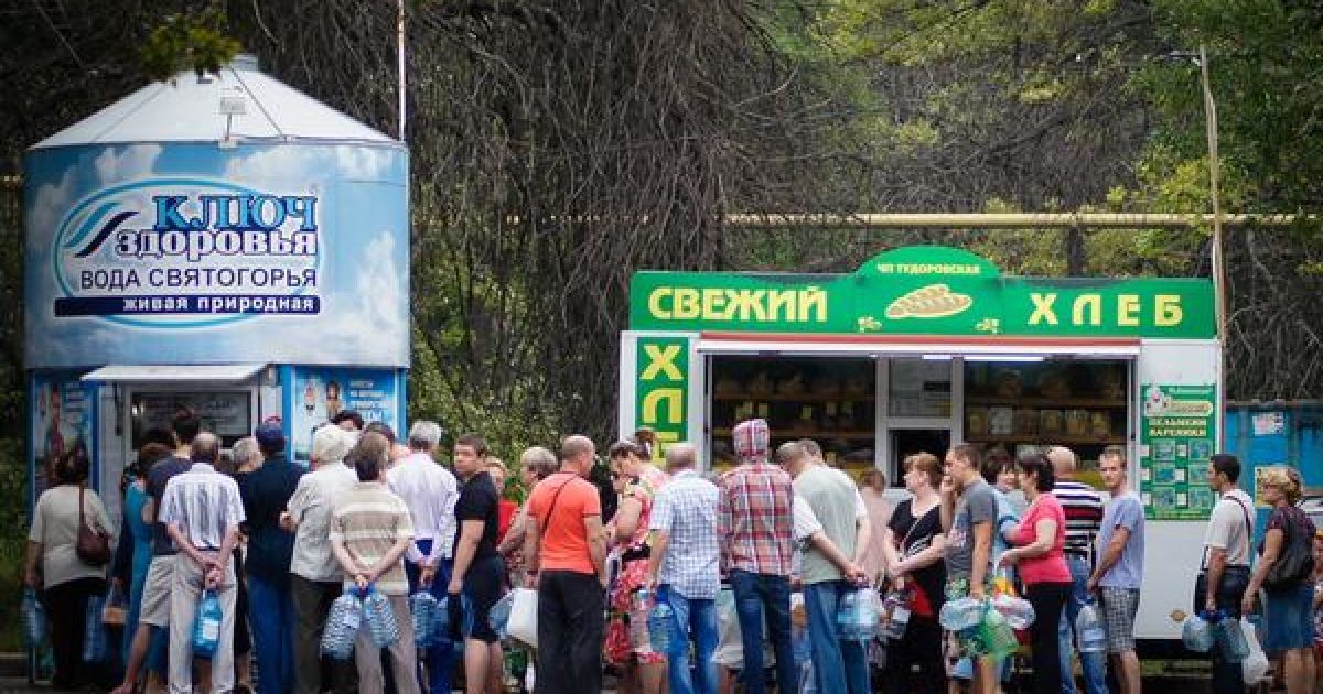 Донеччани стоять у величезних чергах за питною водою