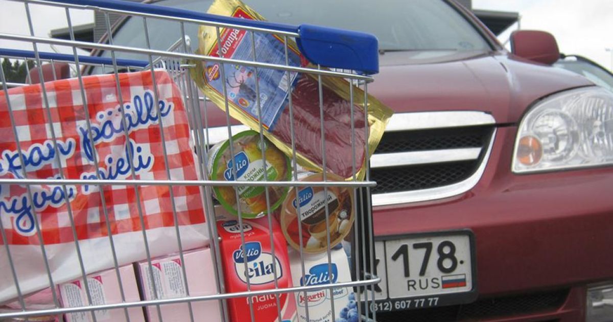 Россияне массово скупают в Финляндии дефицитные в РФ продукты