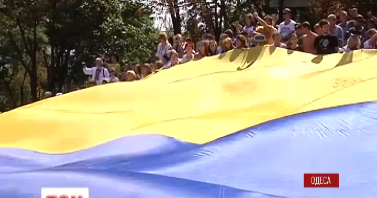 В Одессе развернули 23-метровый флаг Украины