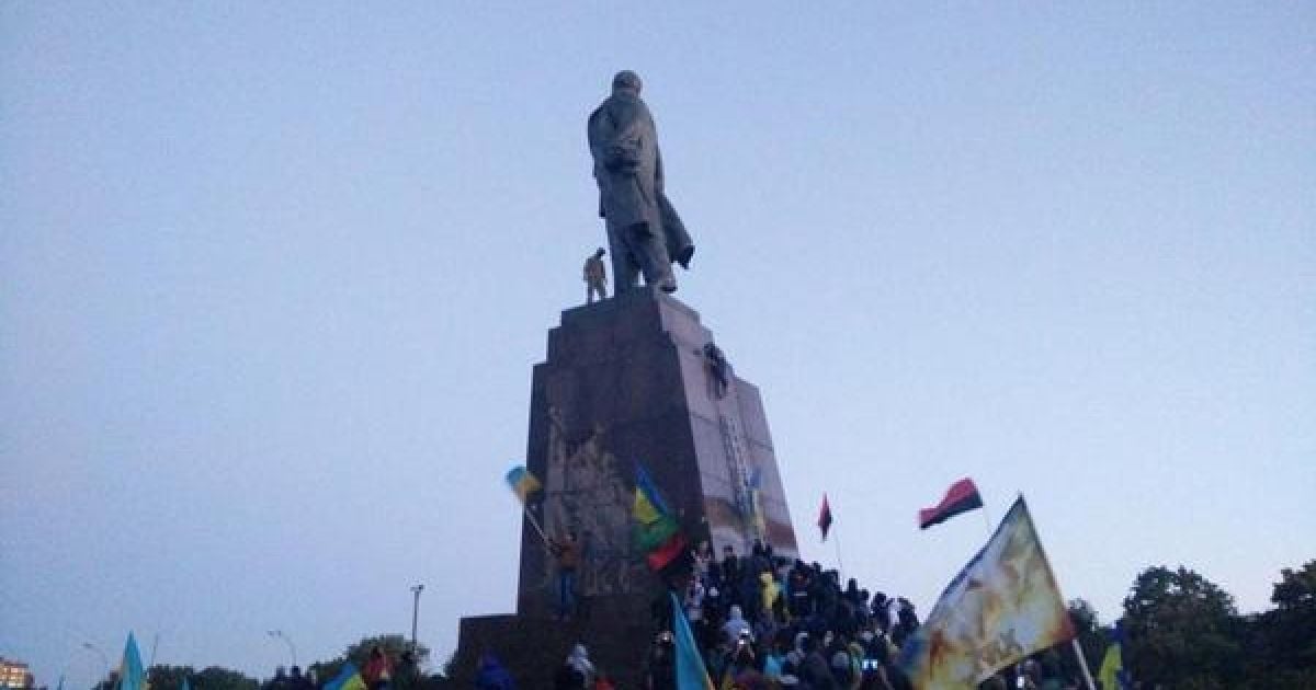 Харків'яни збираються знести Леніна.