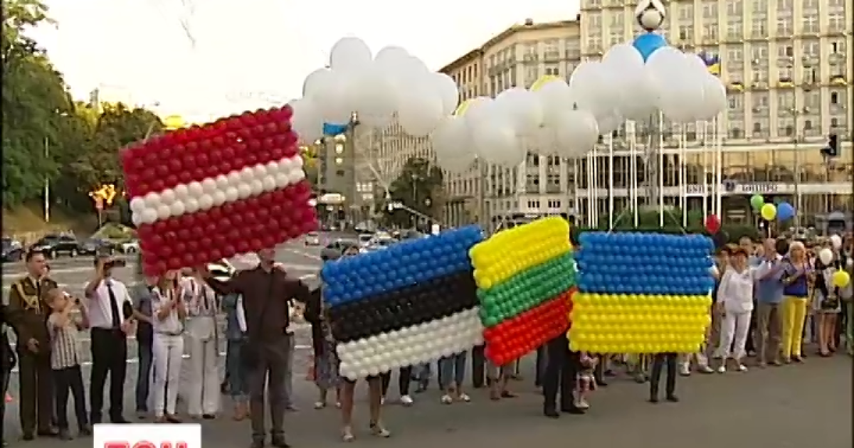 В Киеве организовали цепь единения