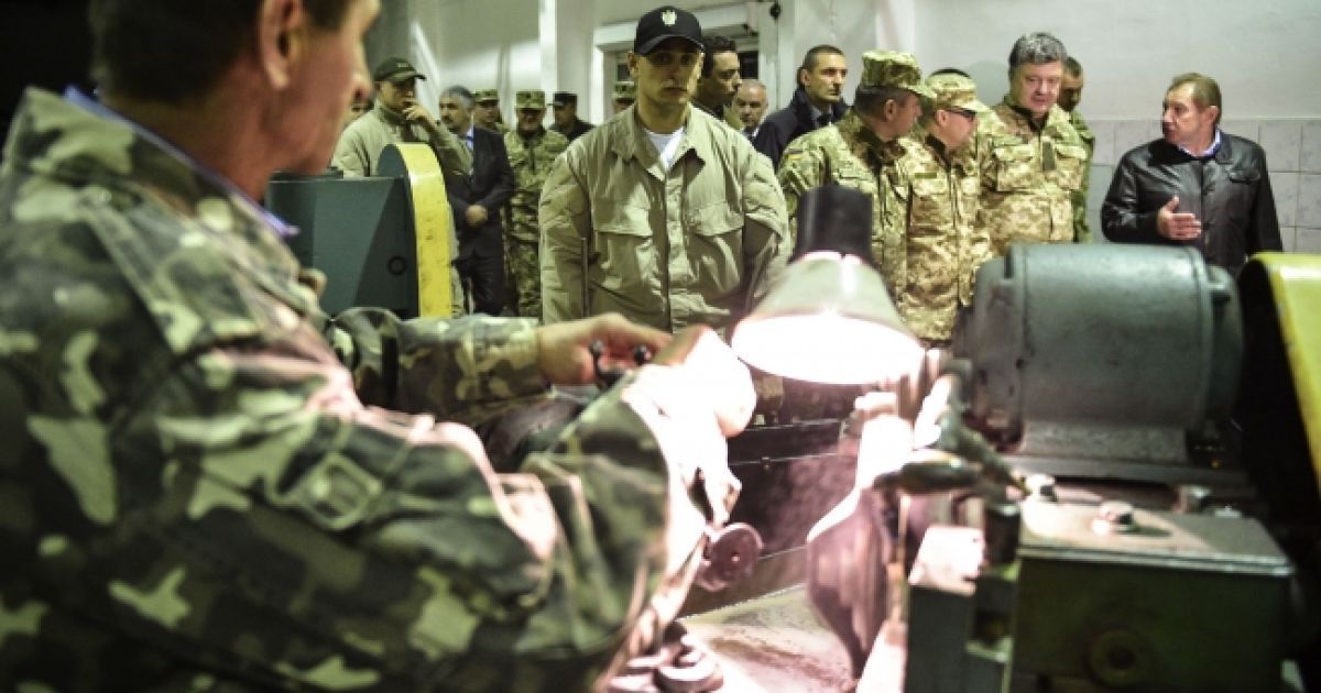 Воїни показали президенту, як вони володіють зброєю / © president.gov.ua