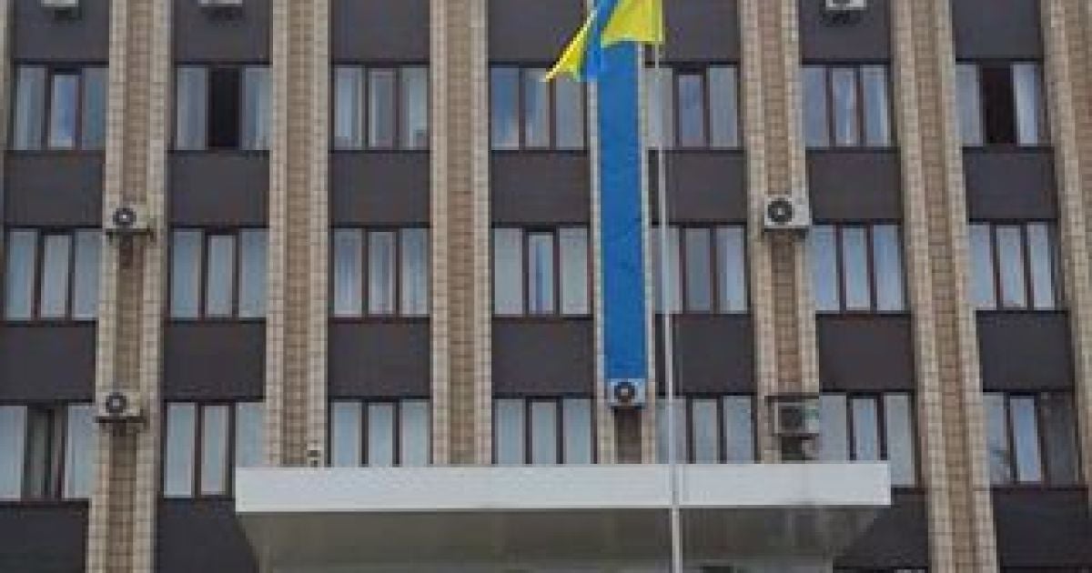 Українські військові після звільнення міста від бойовиків піднімають український прапор