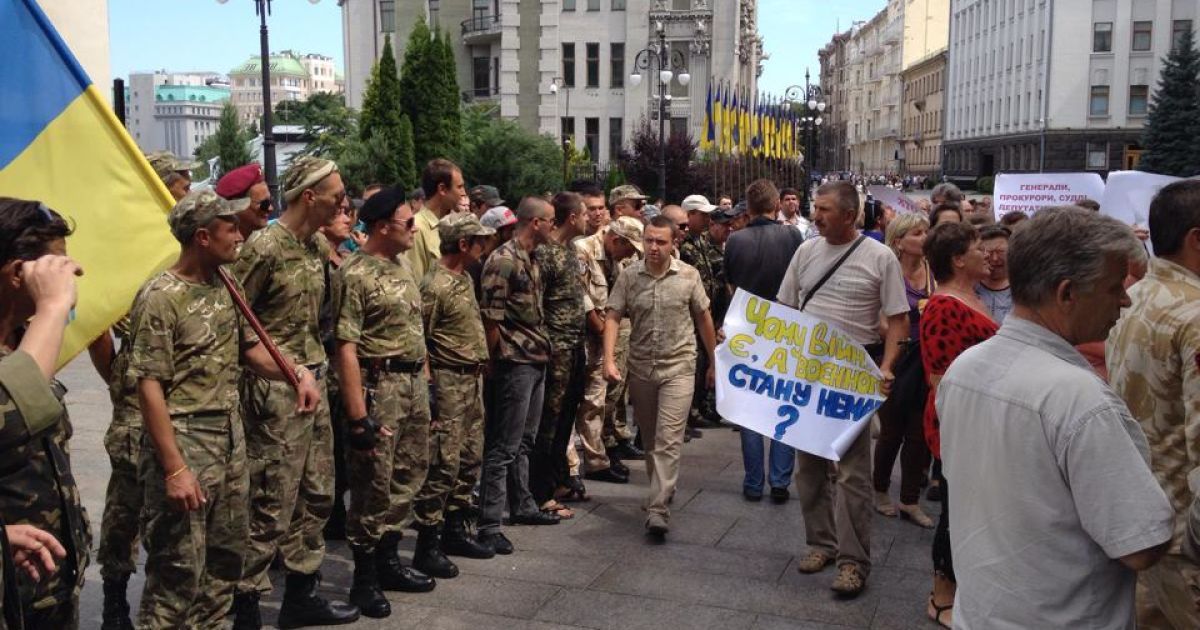 Не були привітними чоловіки і до інших представників ЗМІ