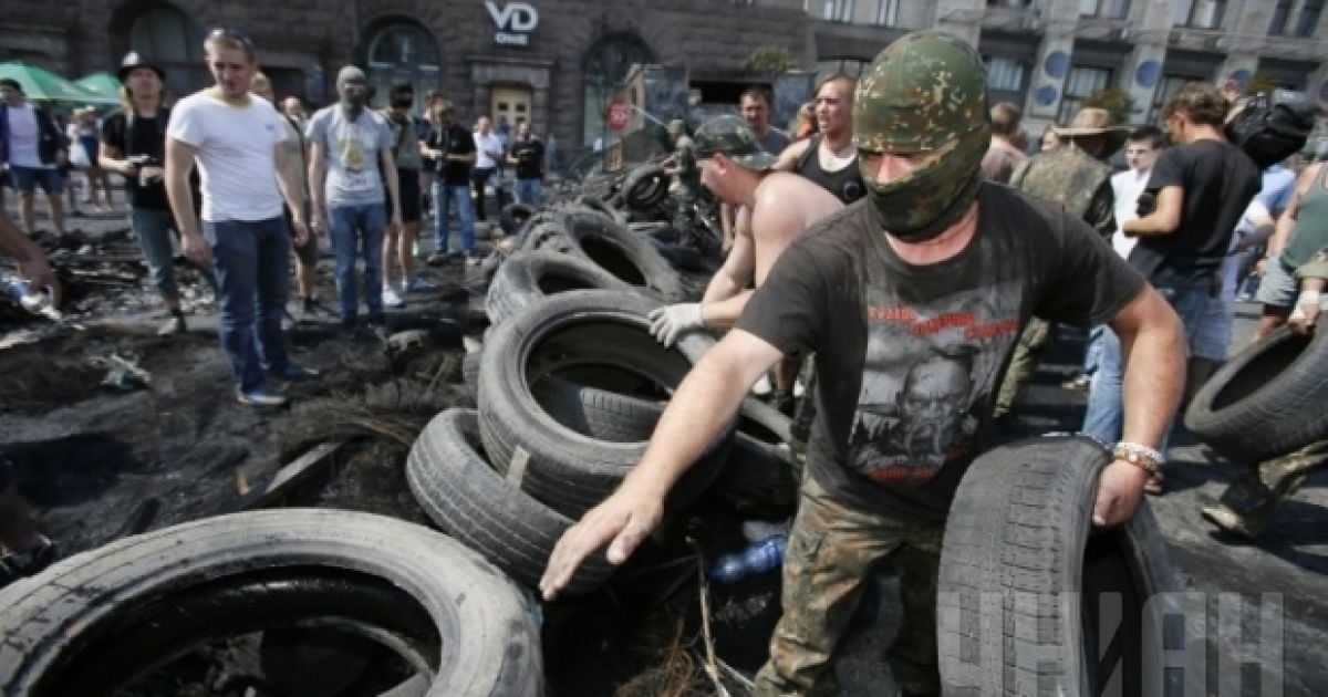 На Майдані знову будують барикади.