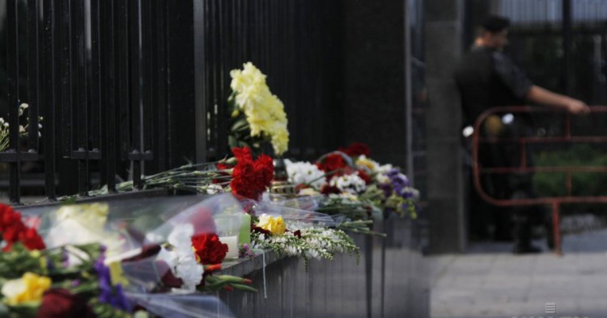 Пам'ять загиблих вшанували під посольством РФ у Києві / © УНІАН