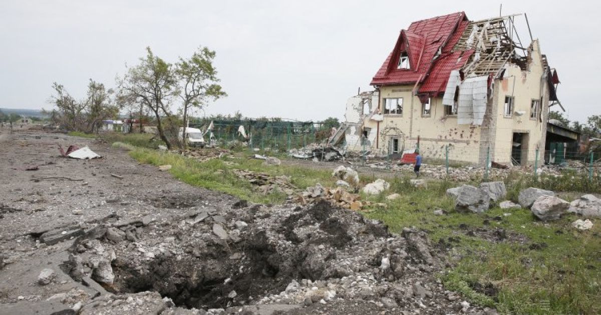 Разрушенный дом в Семеновке на окраине города Славянск на Донетчине