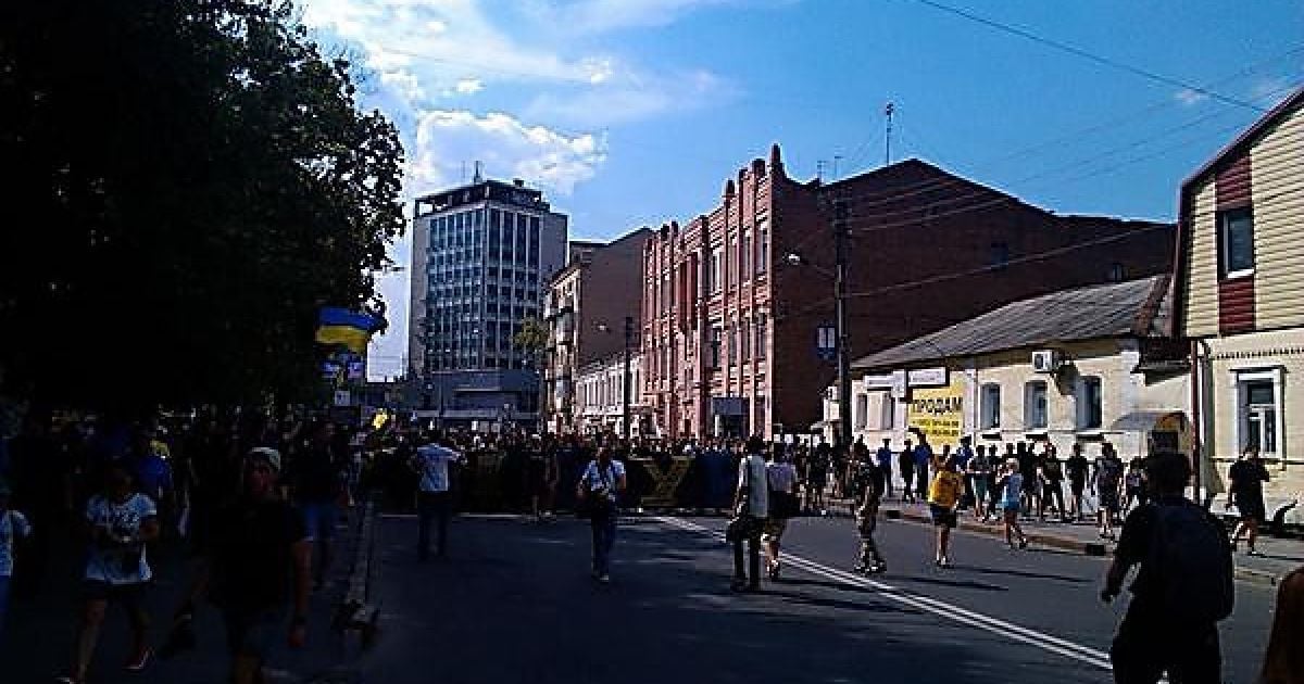Фанаты Металлиста и Динамо провели патриотический марш