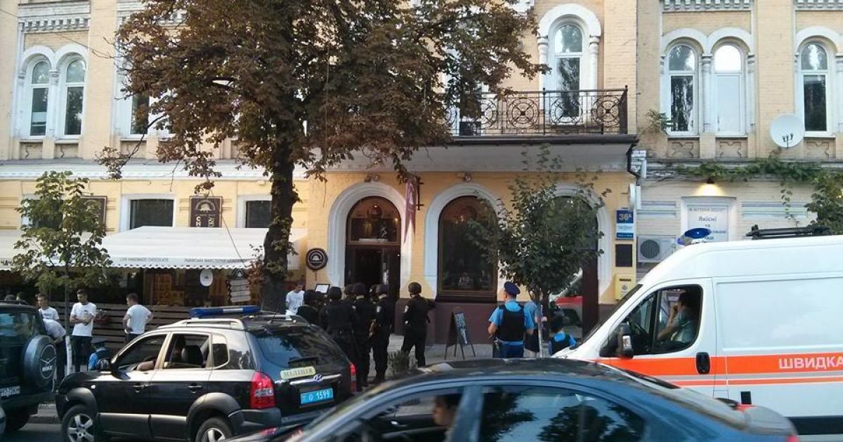 Молодчики пришли отстаивать "право собственности" с топорами и гранатами