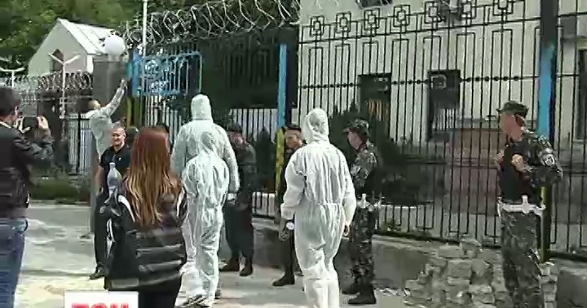 В Киеве разрисовали забор посольства РФ