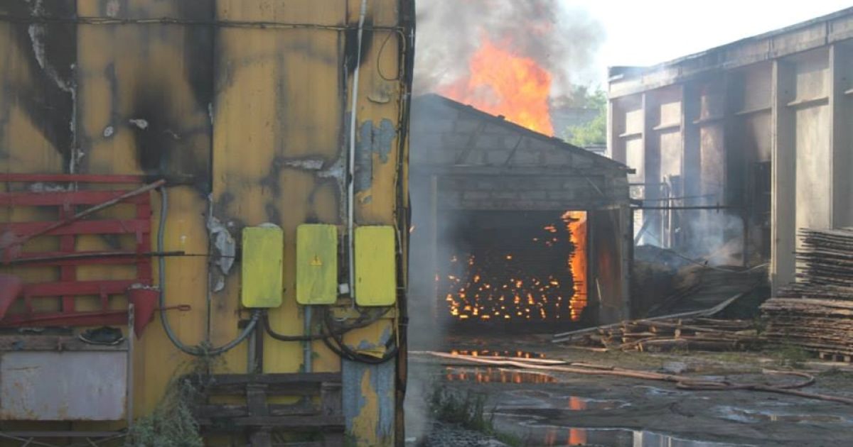 Над промзоной "завис" столб черного дыма