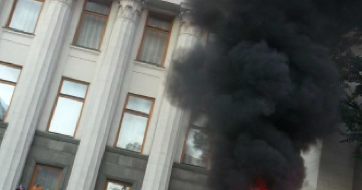 Поскольку депутаты никак не могли принять закон о люстрации, активисты зажгли шины