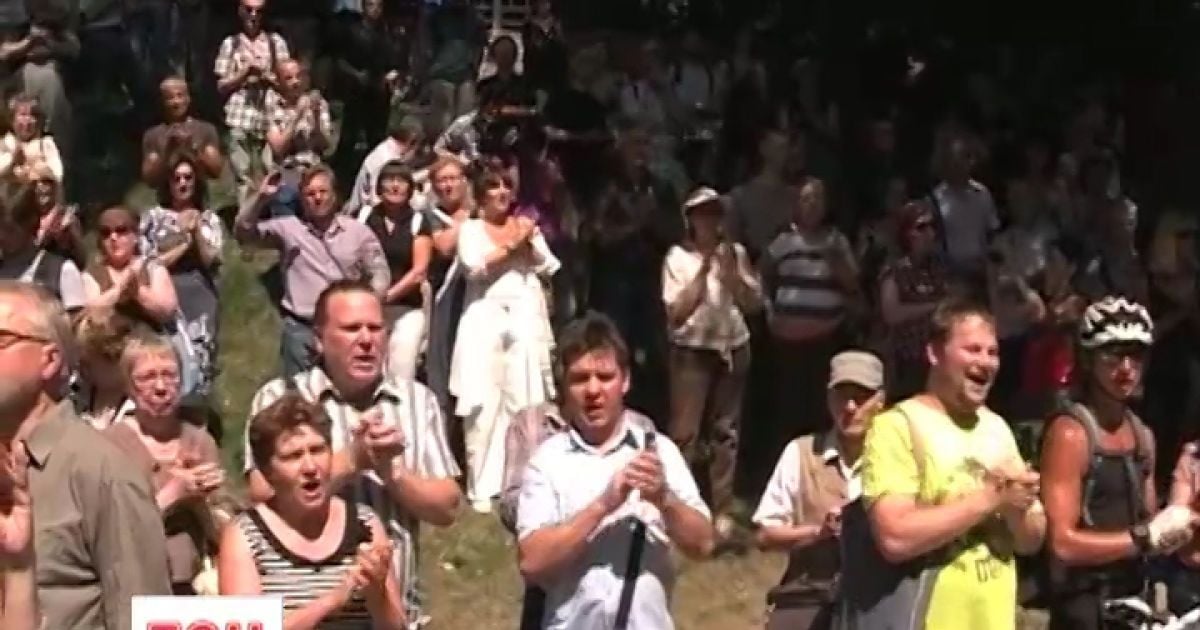 Люди стають у величезні черги аби попрощатись з Новодворською