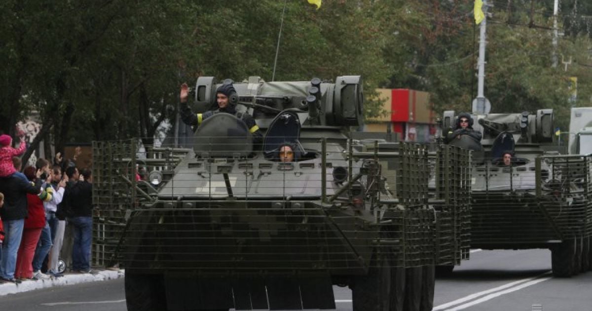 Військовий парад у Маріуполі / © УНІАН