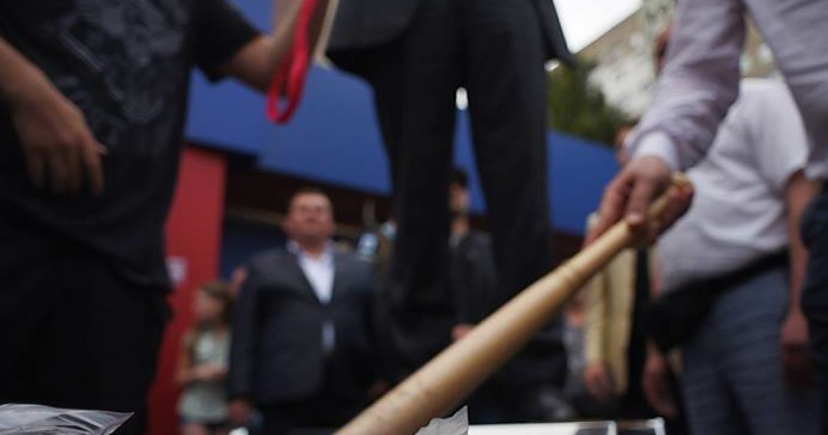 Олег Ляшко и его команда нашли в незаконном казино на Троещине в Киеве ящик шприцов / © facebook.com/O.Liashko