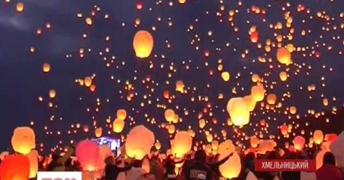 19 тисяч китайських ліхтариків піднялося в небо заради миру в Україні