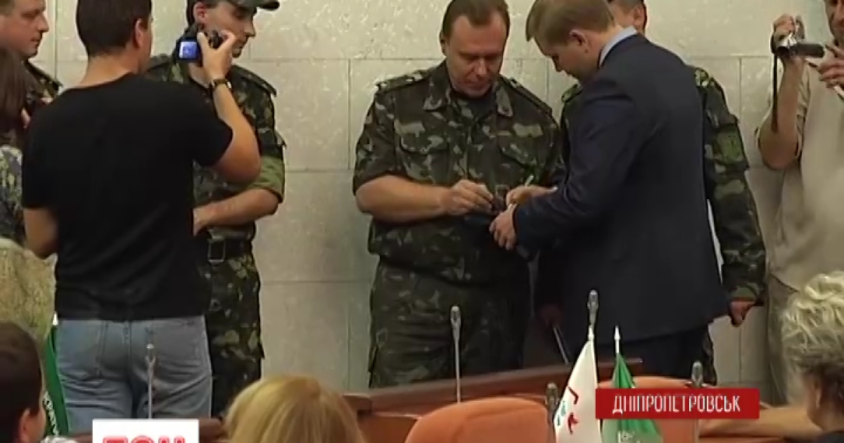 Депутаты начали убегать из горсовета, как только увидели людей в форме