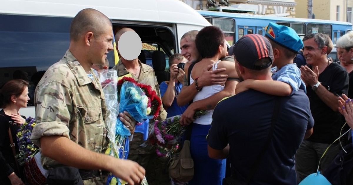 Першими з обіймами до бійців кинулися їхні батьки