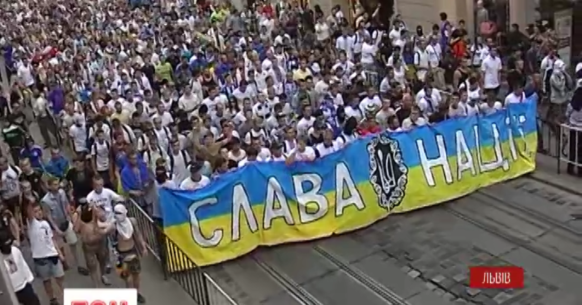 Футбольные фанаты прошли маршем мира по улицам Львова.