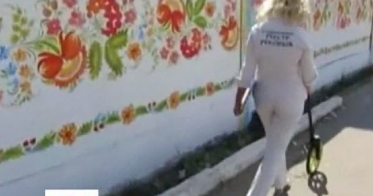 Паркан прикрасили петриківським розписом