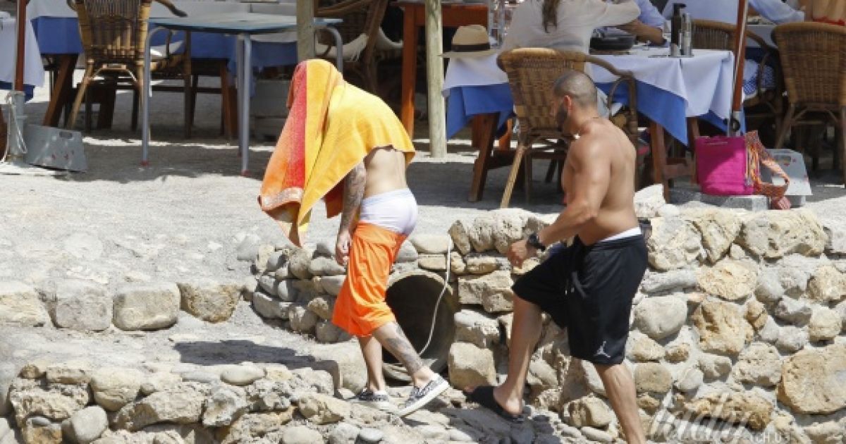 Джастін Бібер загубив шорти на пляжі