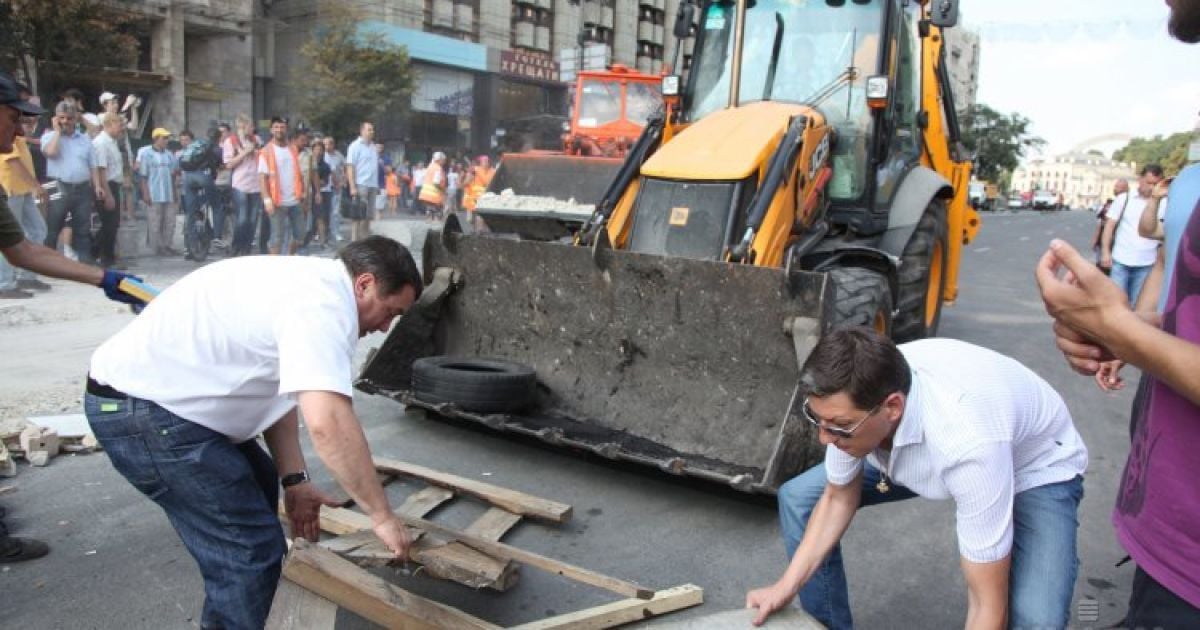 В Киеве разобрали баррикаду под Домом профсоюзов / © УНІАН