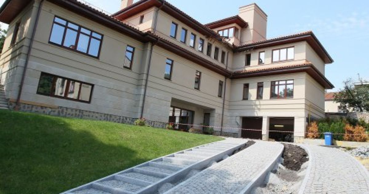 Невідомі обстріляли з гранатомета будинок мера Львова / © УНІАН