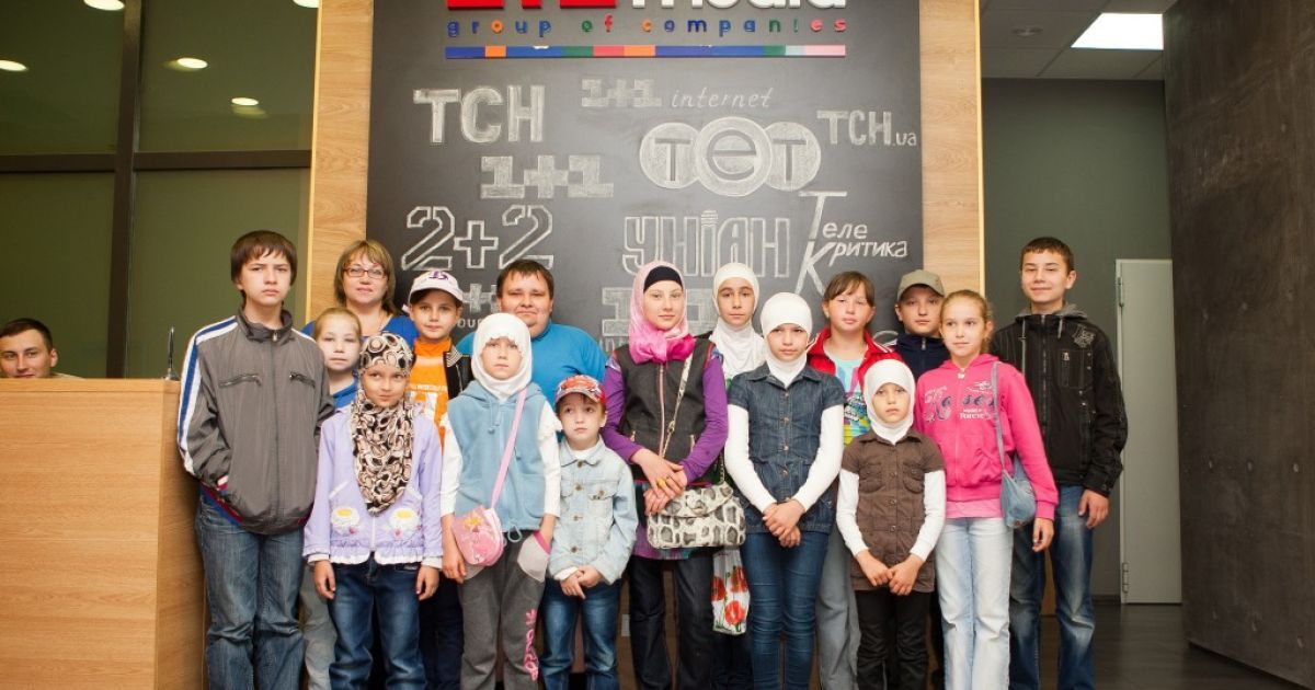 Ведучі 1+1 влаштували екскурсію студією для дітей-переселенців з Криму та Сходу