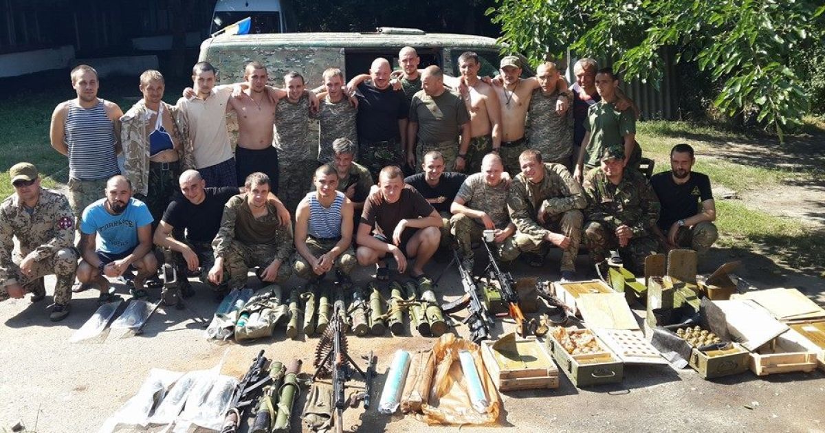 Добровольцев "Правого сектора" окружили военные ВСУ.