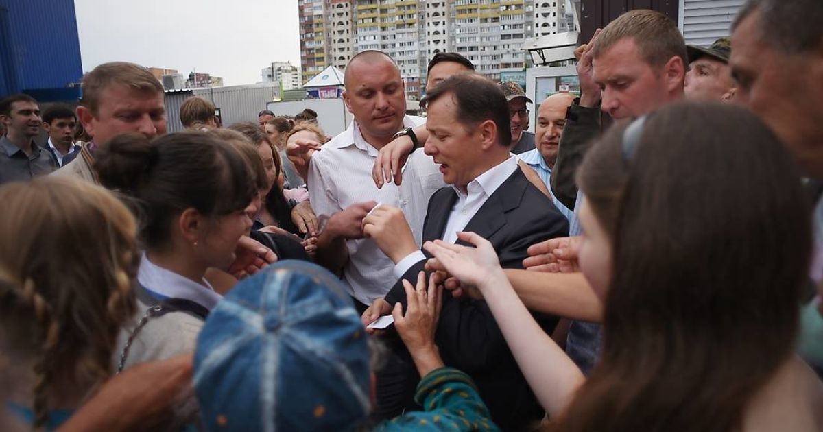 Олег Ляшко раздает деньги жителям Киева, которые он и его команда нашли в незаконном казино на Троещине / © facebook.com/O.Liashko