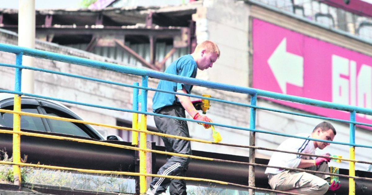 Хлопці за свої гроші купили пензлики та фарбу