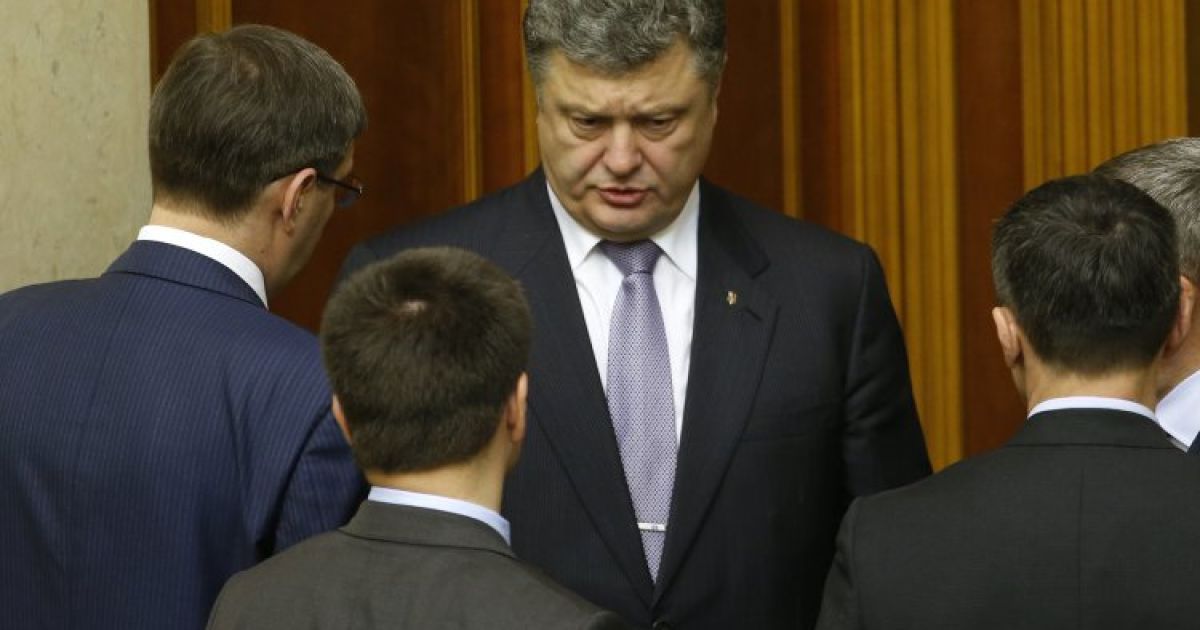 Порошенко ударил кулаком по столу и пообещал, что не позволит оскорблять армию