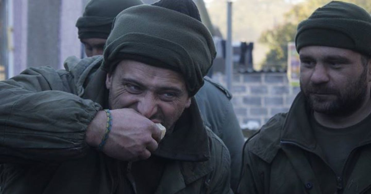 В свободное от боев время "киборги" отдыхают под Донецким аэропортом / © facebook.com/backandalive