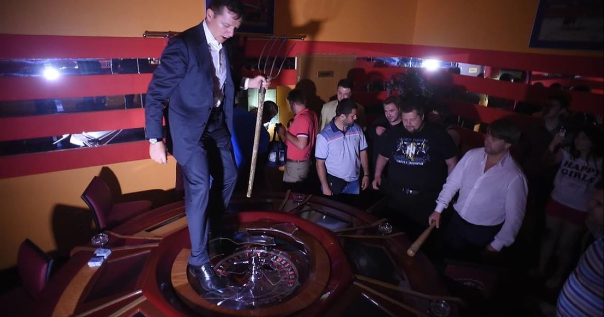 Нардеп Олег Ляшко топчется ногами на игровом столе в незаконном казино на Троещине в Киеве / © facebook.com/O.Liashko