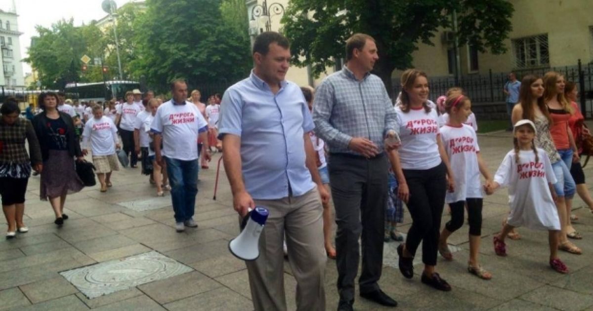 Порошенко призывают защитить переселенцев из Донбасса