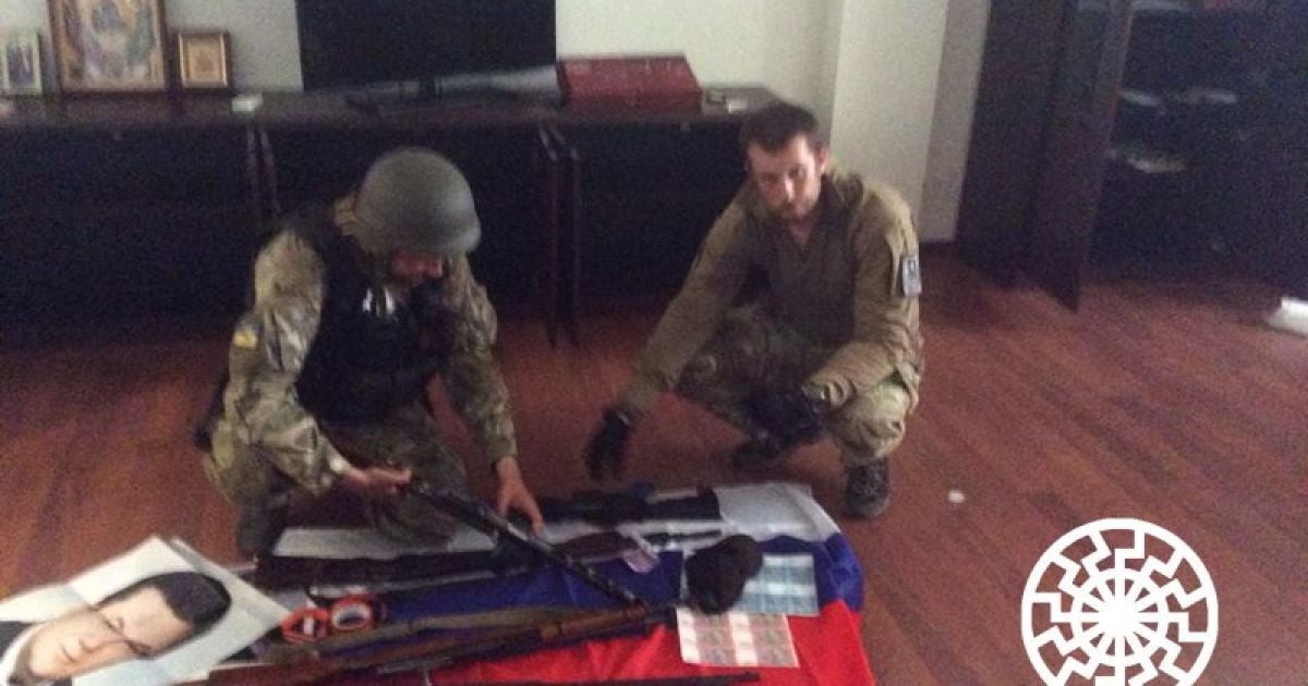 Бійці "Азову" виявили у родички Януковича арсенал зброї та фальшиві купюри