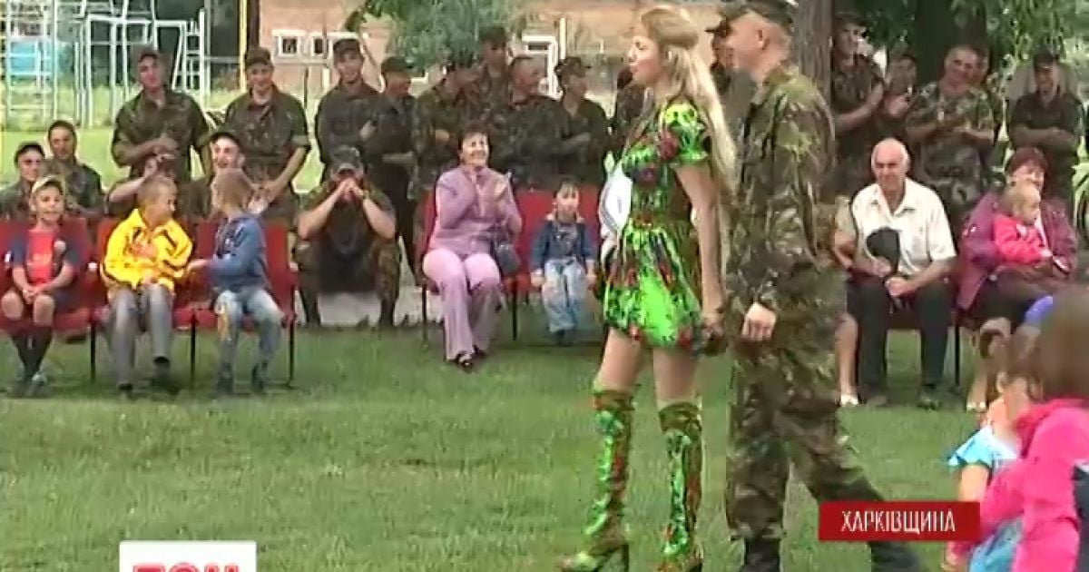 Після прощальної пісні артисти роздали воякам подарунки, які привезли з Києва