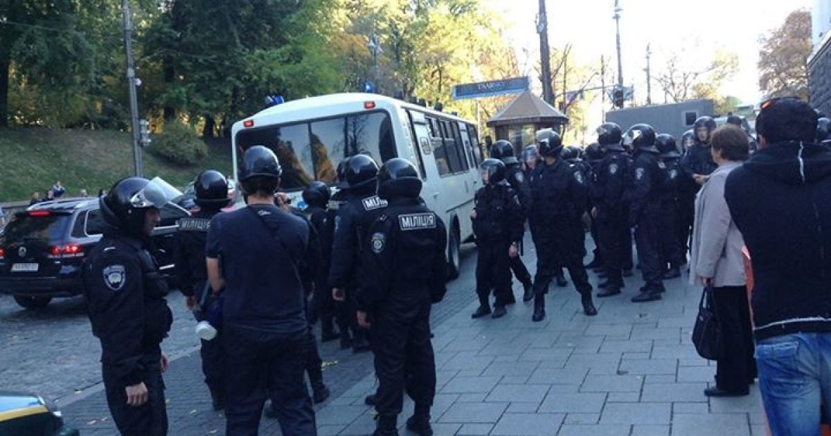 Милиция задерживает провокаторов