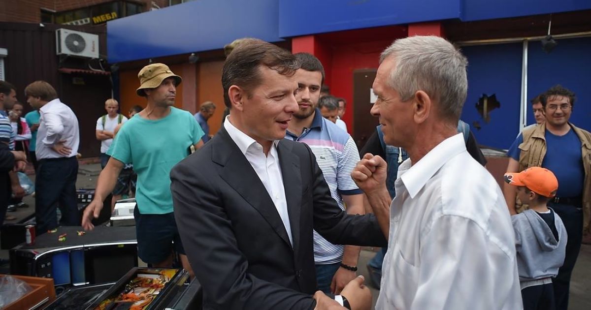 После погрома в незаконном казино на Троещине в Киеве Олег Ляшко общался с местными жителями / © facebook.com/O.Liashko