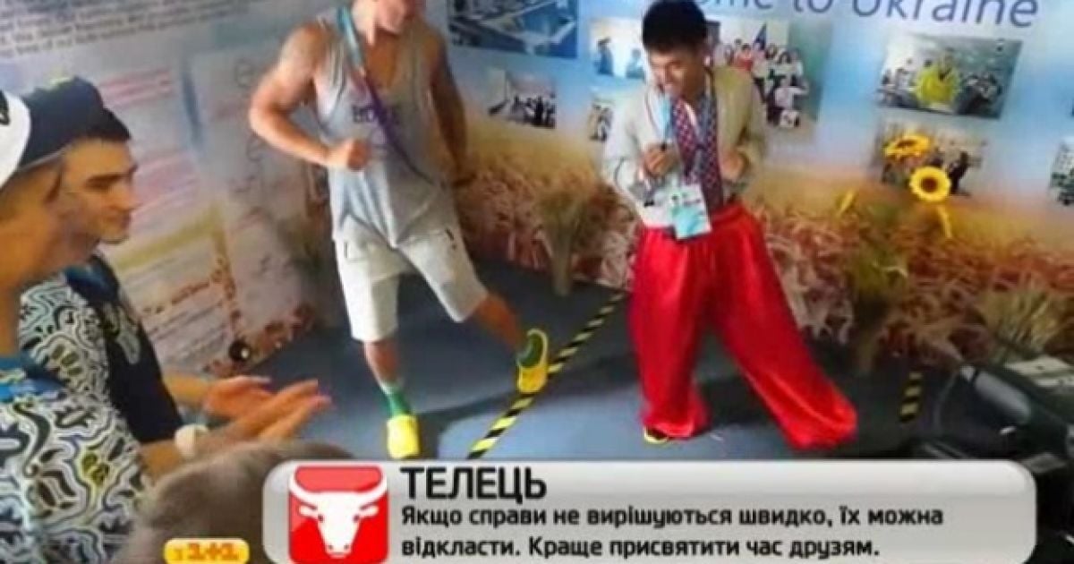 Усик показує китайцю, як танцювати гопак