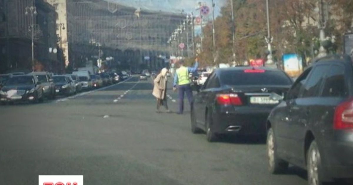 У центрі столиці інспектор ДАІ перевів бабусю через Хрещатик