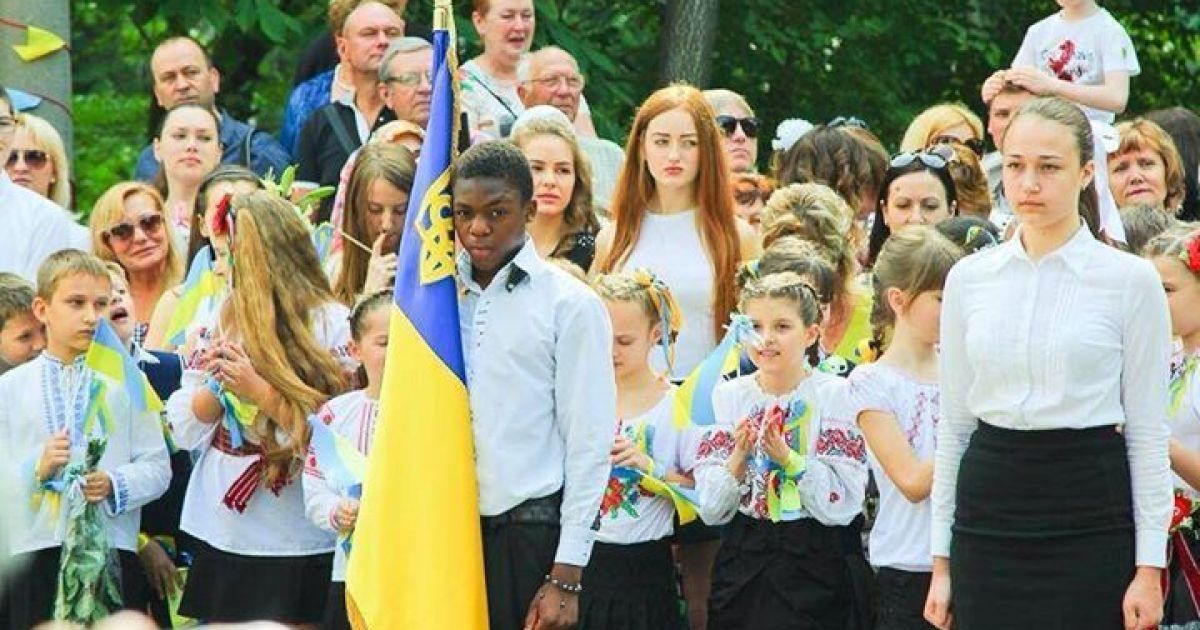 Школьники вместо букетов держали в руках флажки