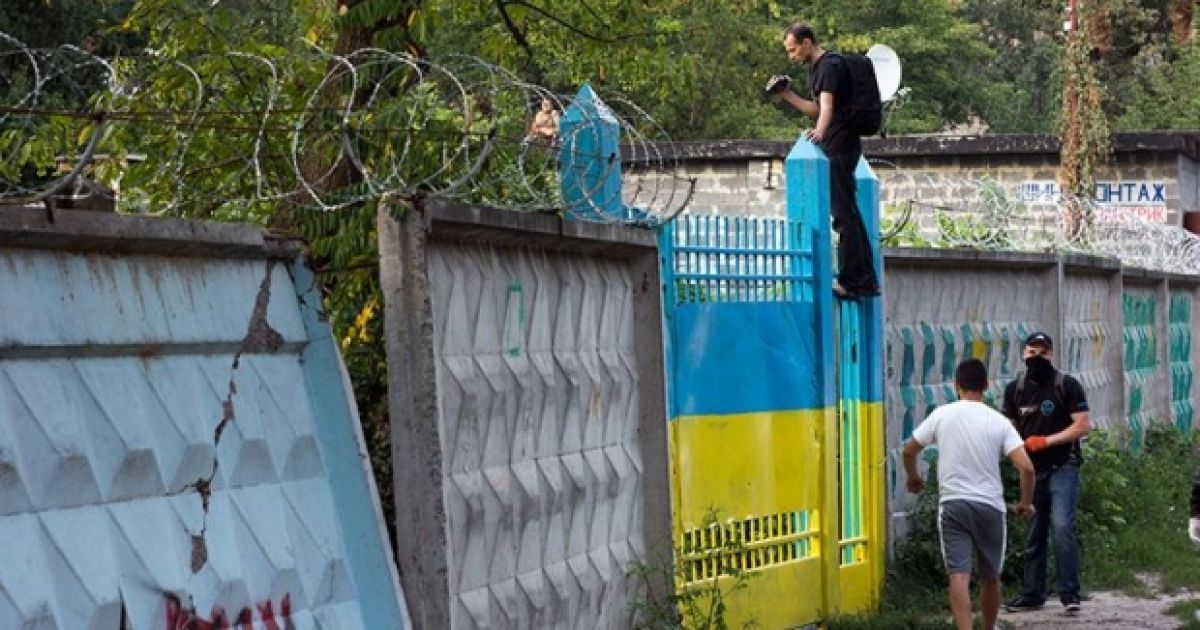 В Киеве неизвестные разгромили стройплощадку, где строят жилье для военнослужащих