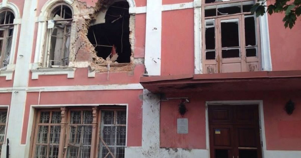 Терористи із "Граду" та іншої зброї обстріляли будівлі в Луганську