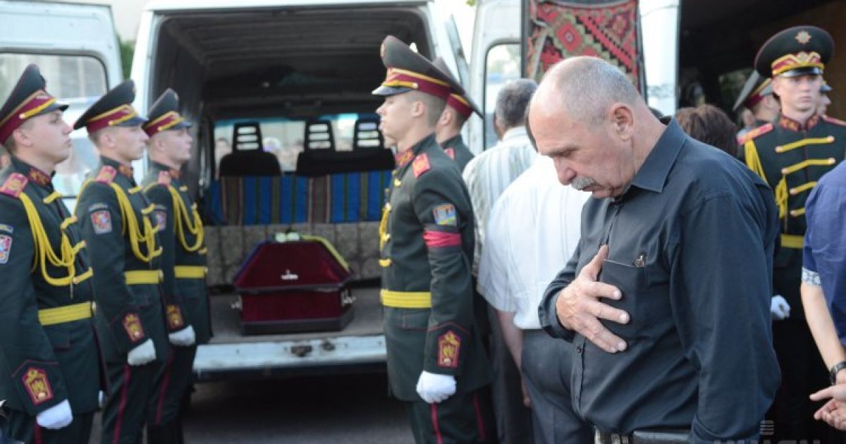Тела погибших доставили во Львов на самолете / © УНІАН