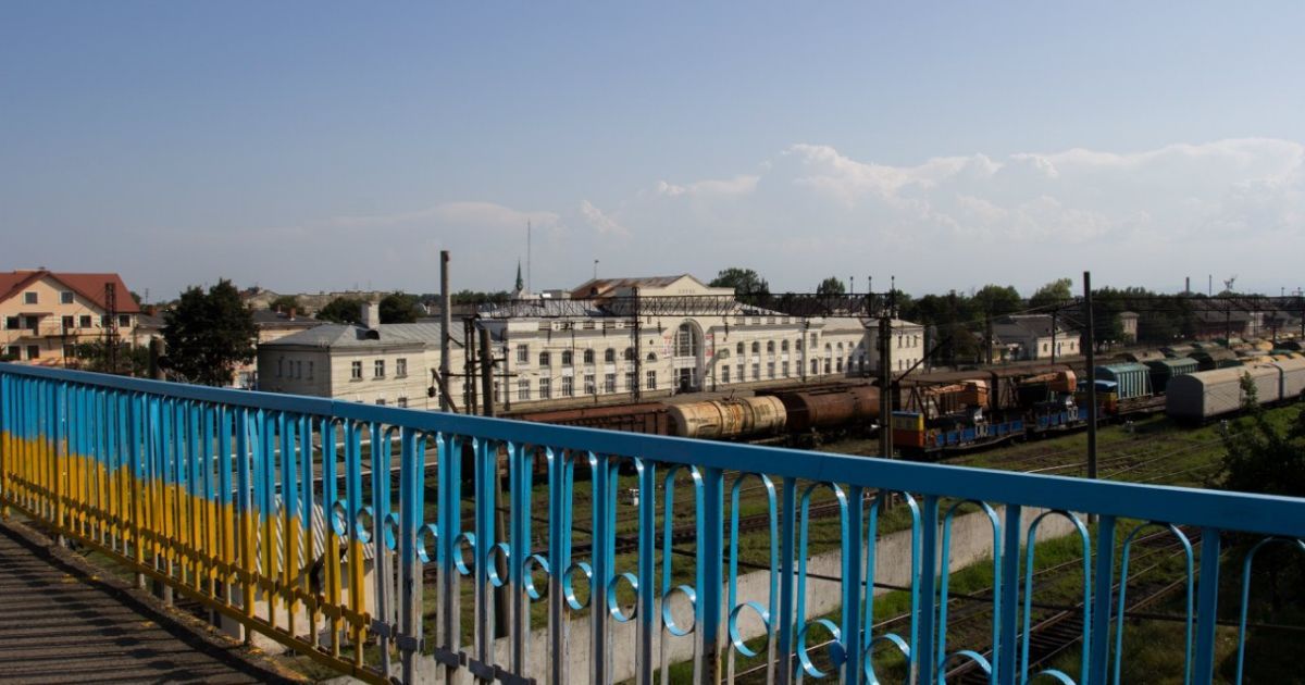 Мост в Стрые покрасили в национальные цвета. (Фото vk.com/stryi_the_best)