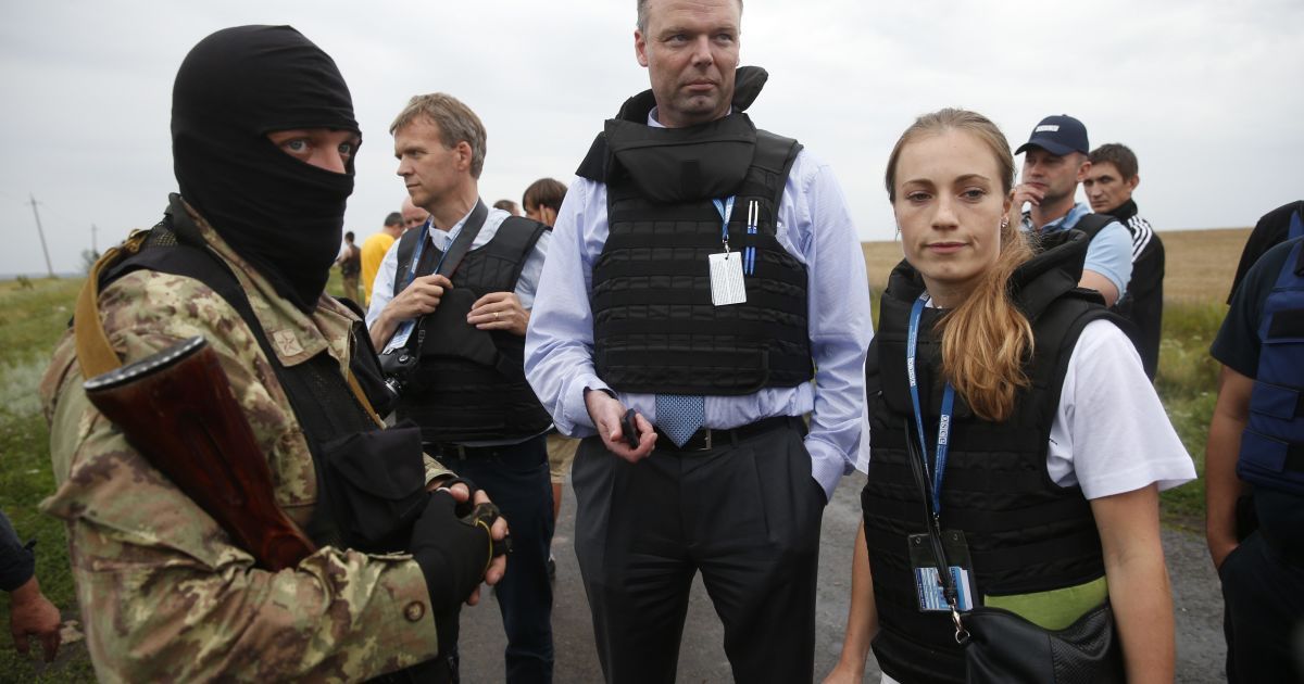 Представники ОБСЄ спостерігають, як бойовики розбирають уламки